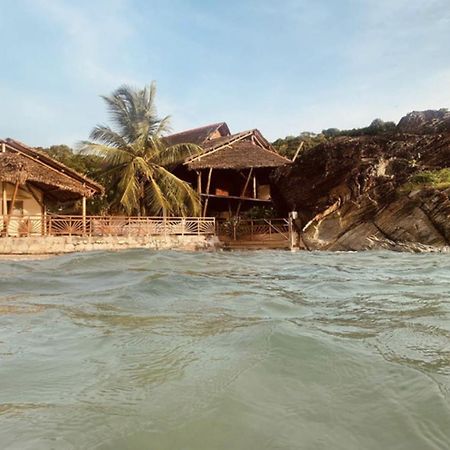 Shambala Madagascar: Beachfront Lodge And Adventures Ambolobozo エクステリア 写真