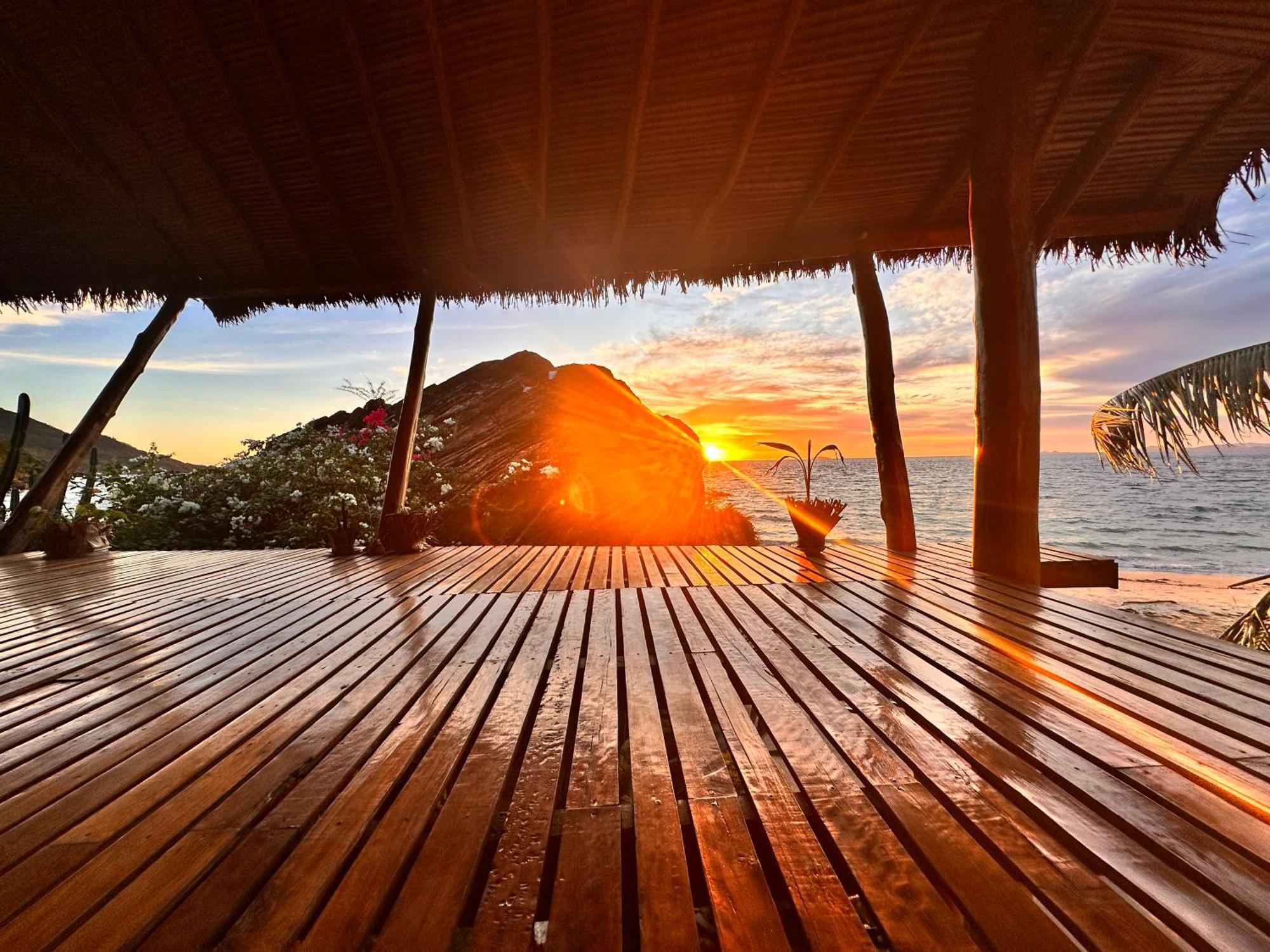 Shambala Madagascar: Beachfront Lodge And Adventures Ambolobozo エクステリア 写真