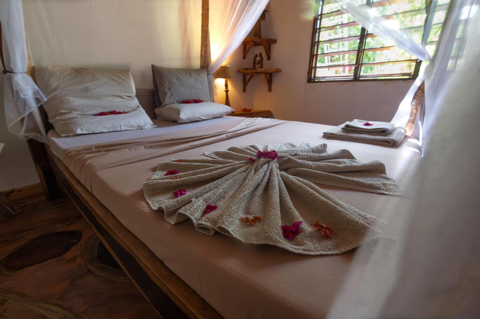 Shambala Madagascar: Beachfront Lodge And Adventures Ambolobozo エクステリア 写真