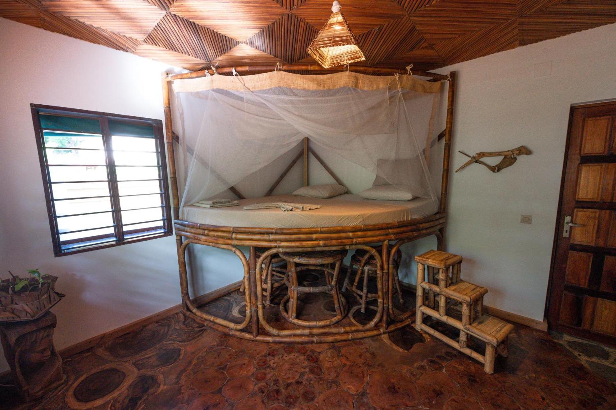 Shambala Madagascar: Beachfront Lodge And Adventures Ambolobozo エクステリア 写真